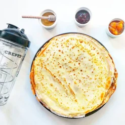 Crêpière revêtue myrtille 28 cm + accessoires offerts